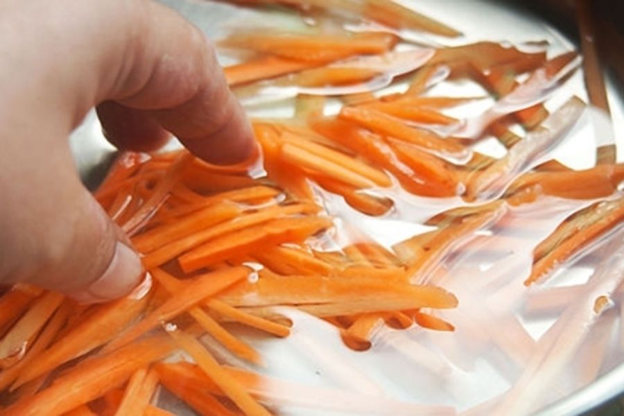 chế biến cà rốt thành sợi nhỏ
