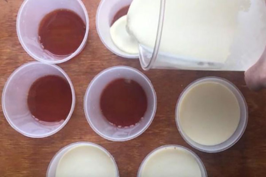 Cho hỗn hợp trứng sữa vào khuôn đã rót sẵn caramel