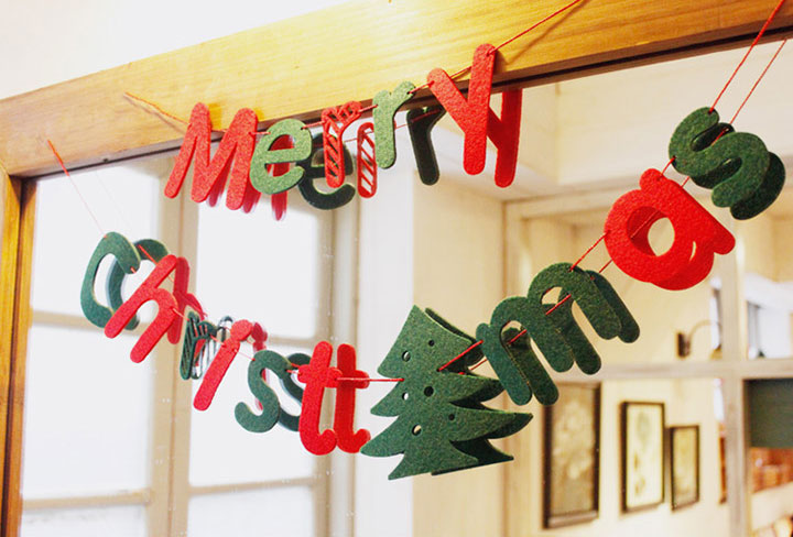 Trang trí bằng những dải chữ chào mừng Giáng sinh