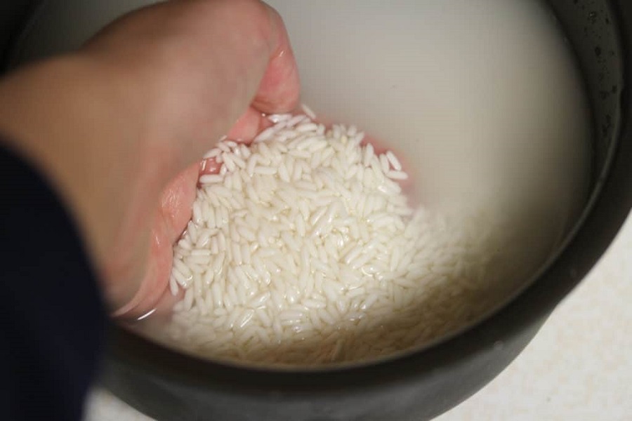 Ngâm gạo nếp trước khi gói bánh chưng