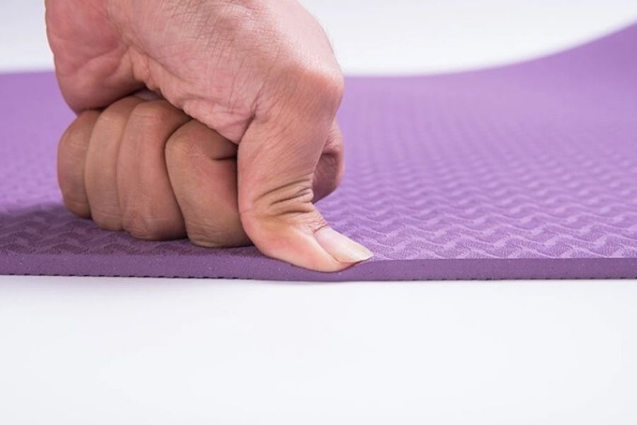 độ dày của thảm tập yoga