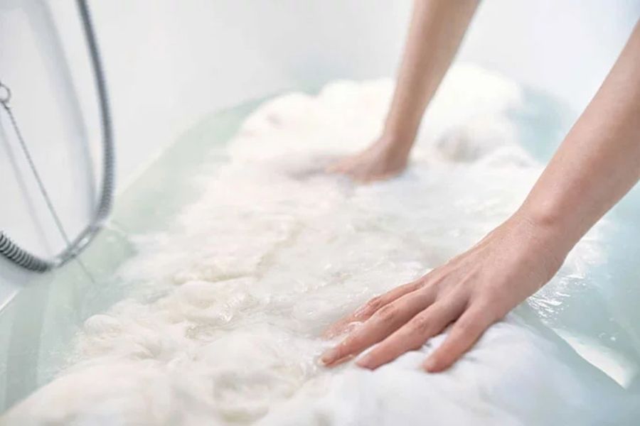 ngâm thảm lông cừu vào bồn nước ấm