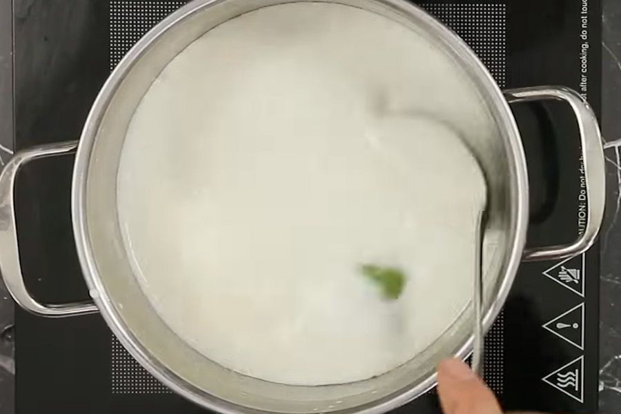 Nấu nước cốt dừa để ăn kèm chè mít