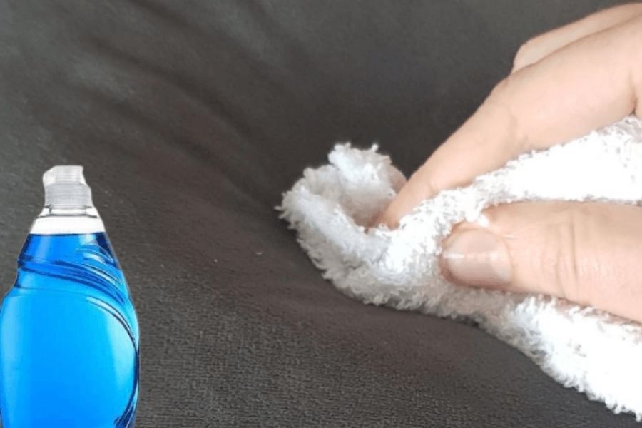 Tẩy vết mực trên sofa da bằng dung dịch vệ sinh chuyên dụng