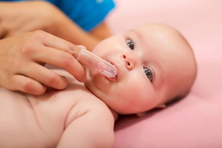 Chăm sóc vệ sinh răng miệng cho trẻ sơ sinh
