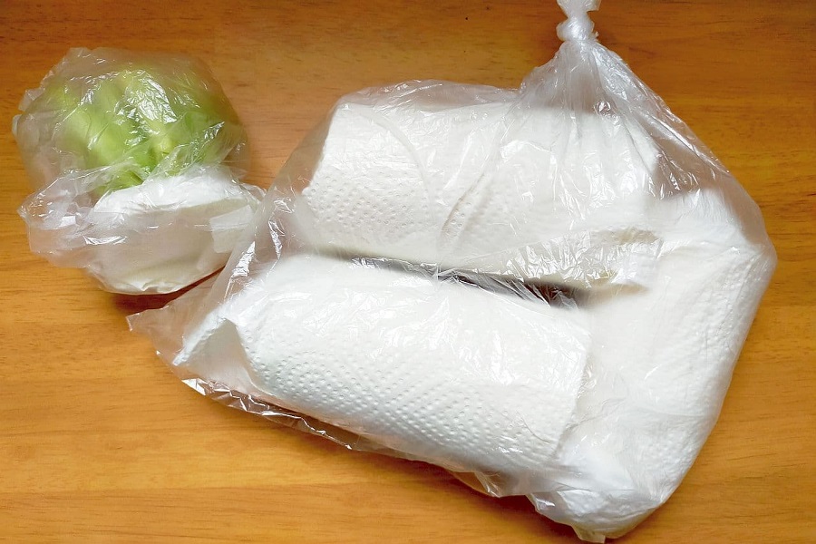 Gói củ cải bằng khăn giấy rồi cho vào túi kín, đây là cách bảo quản trong tủ lạnh