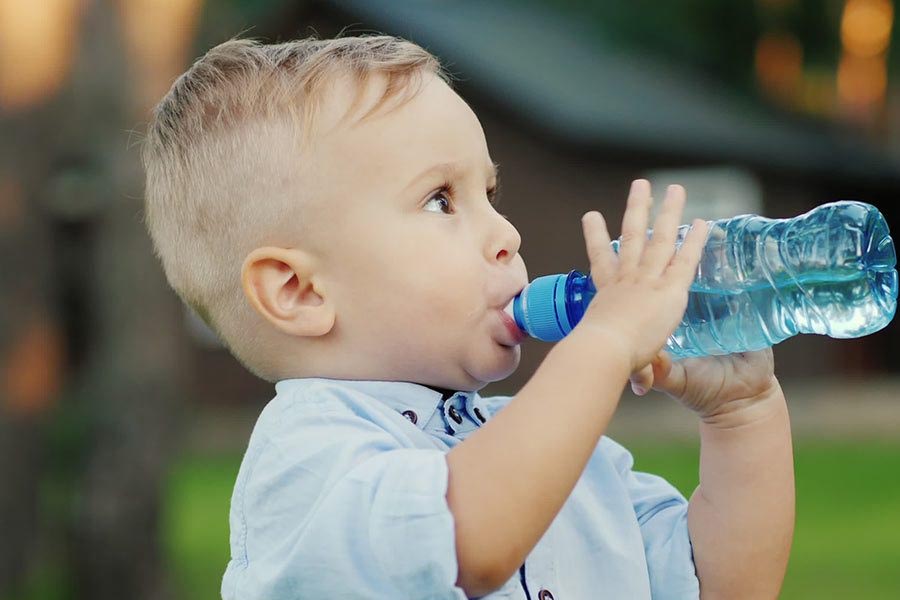 Cho bé uống nhiều nước để giúp chất nhầy lỏng hơn