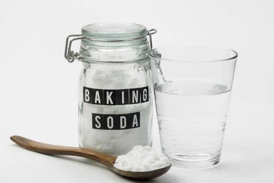 Sử dụng dung dịch baking soda và nước để làm sạch dây đốt nồi chiên không dầu