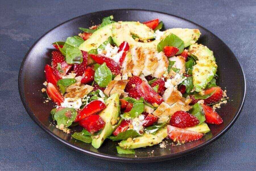 Salad rau chân vịt với dâu tây, thịt gà món ăn tốt cho thực đơn giảm cân