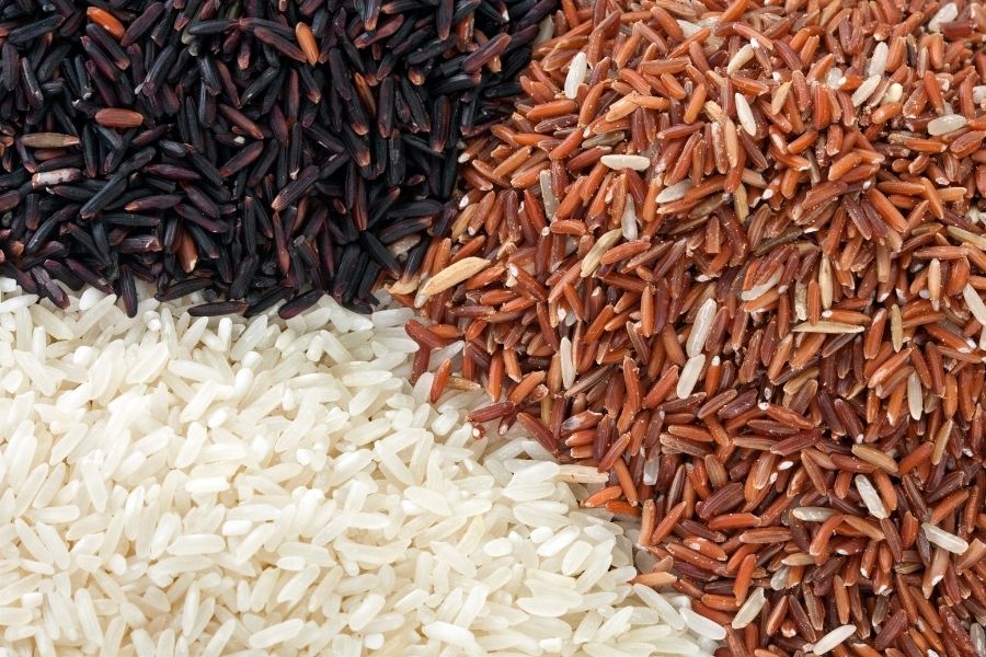 Gạo lứt được chia làm 3 màu trắng ngà, đỏ và đen