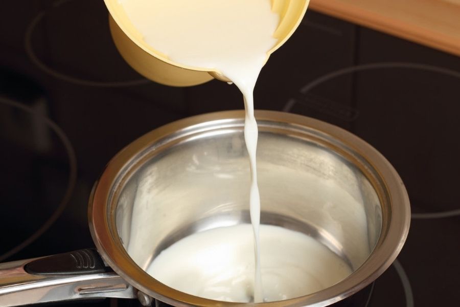 Nấu bơ và sữa trên bếp lửa nhỏ