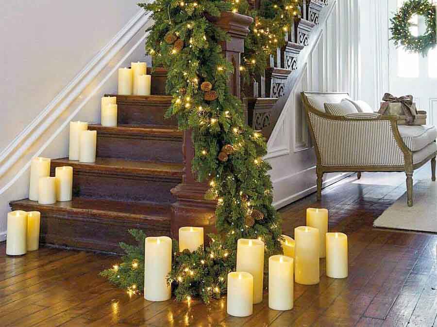 Nến trang trí Giáng sinh ở cầu thang