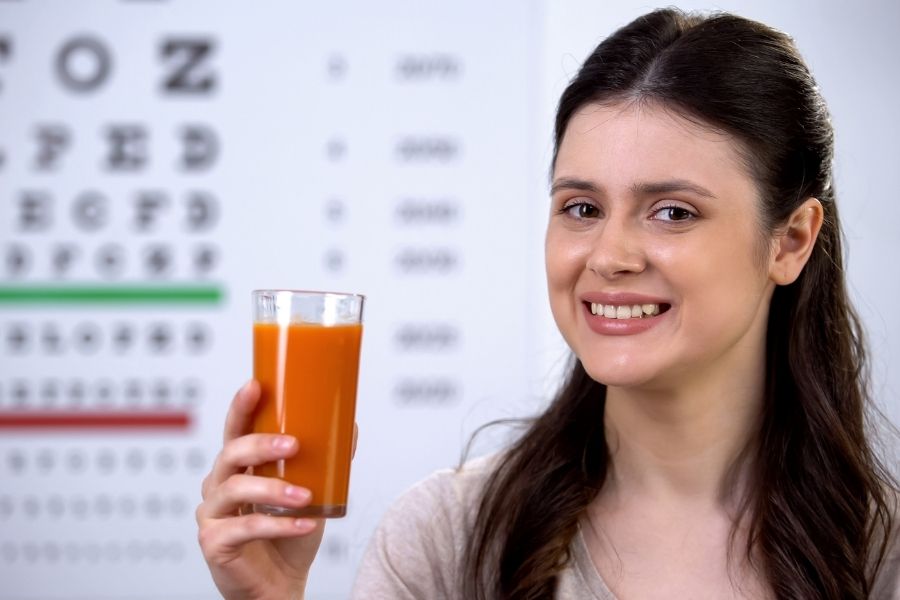 Nước ép cà rốt ngăn ngừa bệnh về mắt