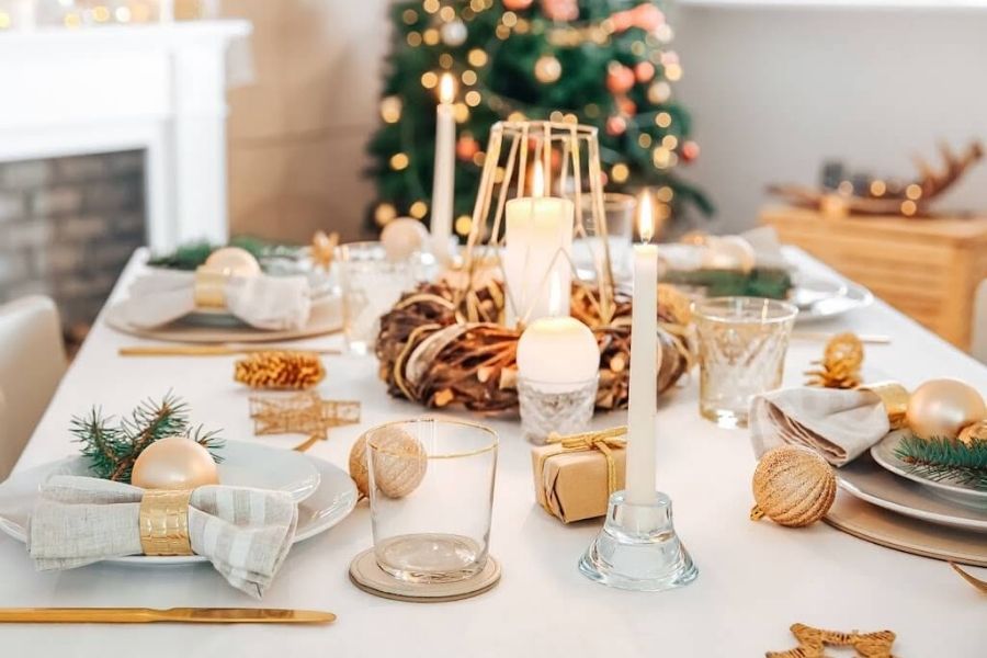 Trang trí bàn tiệc Giáng sinh với lá thông xanh