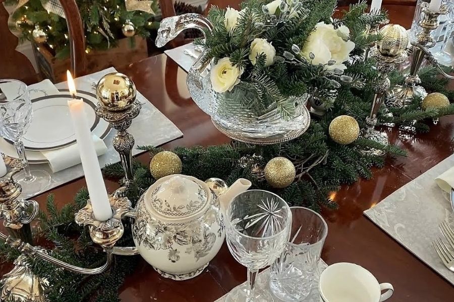 Trang trí bàn tiệc Noel với cây thông nhân tạo
