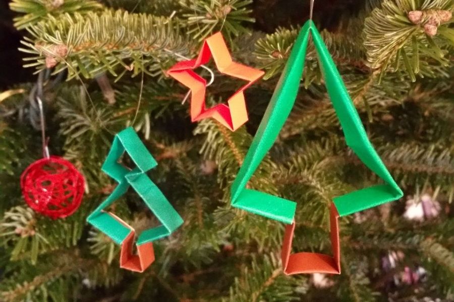 Xếp Origami hình ngôi sao làm phụ kiện trang trí cây thông Noel