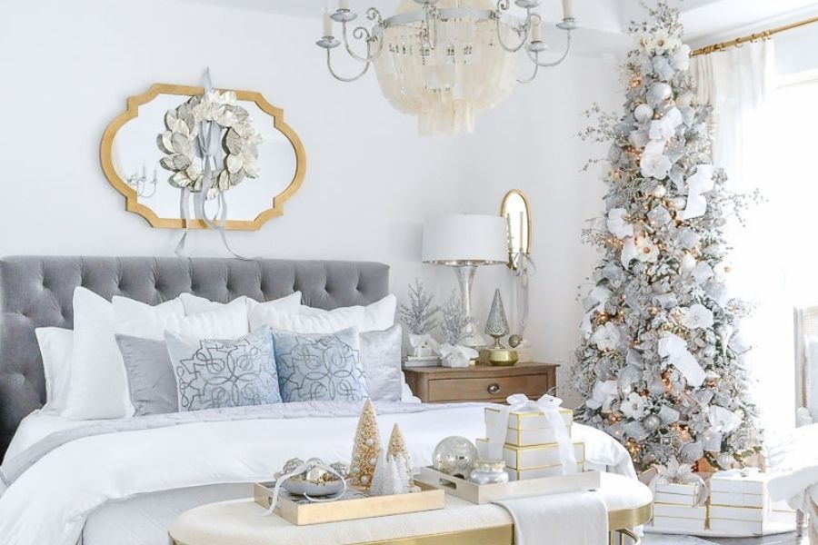 Trang trí cây thông màu bạc Noel trong phòng ngủ