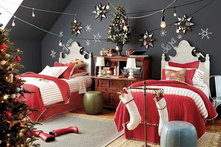 Tận dụng những mảng tường trống để trang trí Noel phòng ngủ