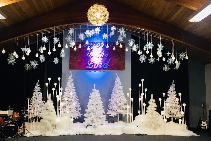 Trang trí sân khấu Noel với cây thông, bông tuyết và đèn treo