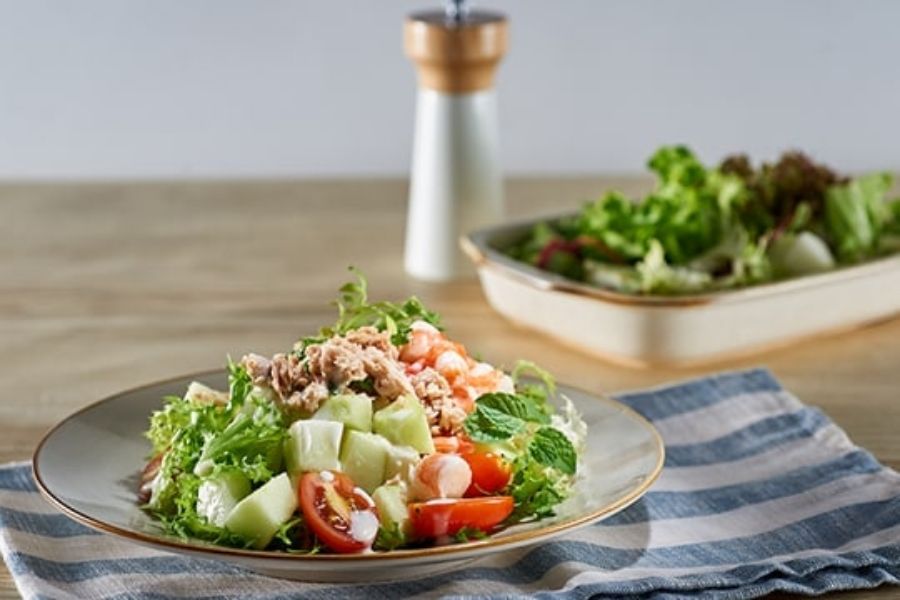 Trộn salad với dưa lê