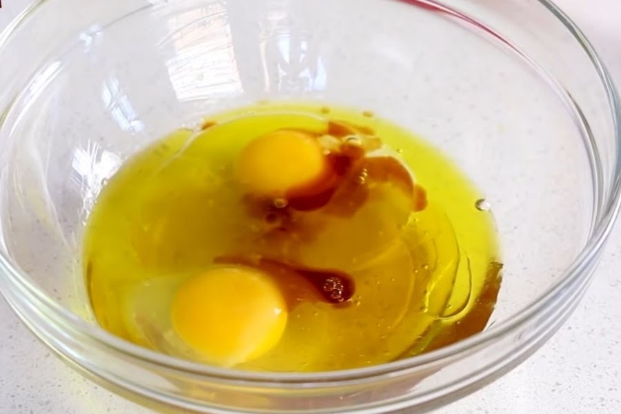 Cho trứng, vani vào tô