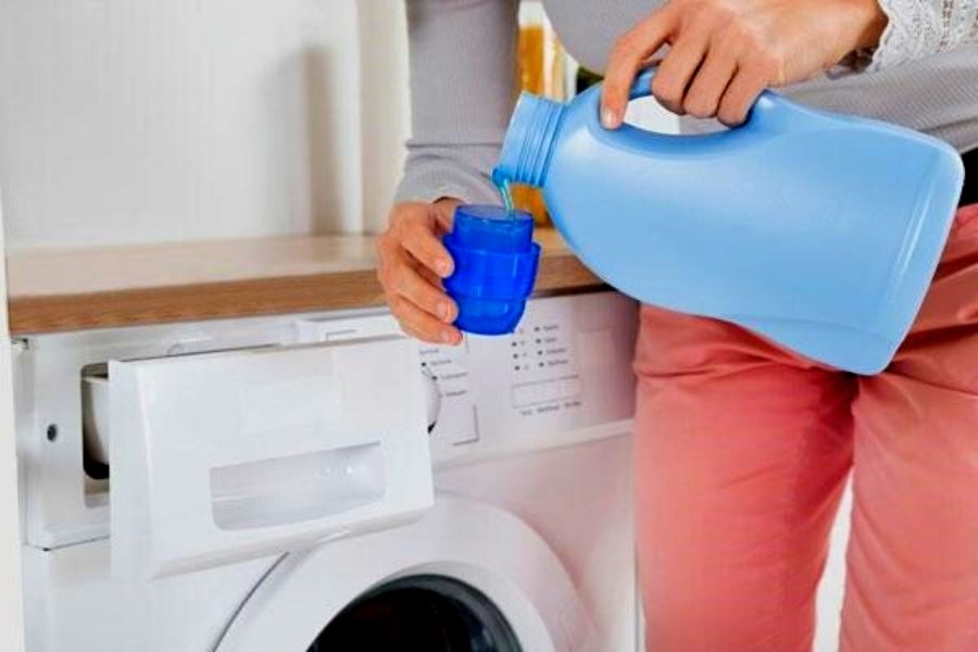 Dùng nước giặt sẽ tốt hơn bột giặt khi giặt chăn