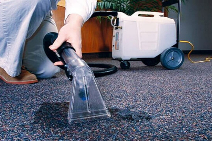 Sử dụng máy hút bụi để làm sạch bề mặt thảm sàn
