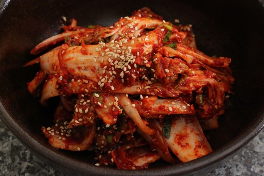 Món kim chi thành phẩm, bạn rắc thêm một it mè để chuẩn phong cách ăn Hàn Quốc nhé!