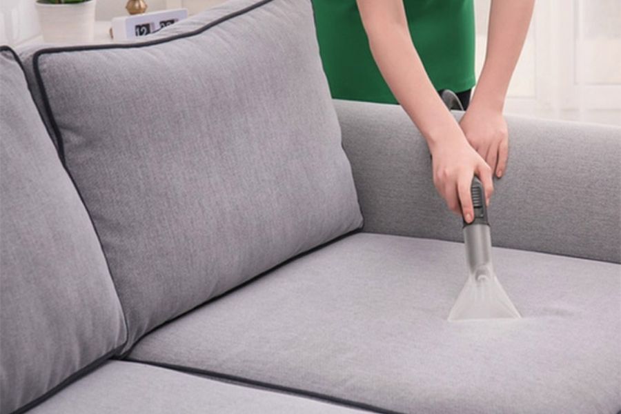 Dọn dẹp sofa và các vật dụng khác để có thể tự tin đón khách