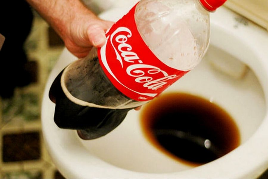 Coca cola có tác dụng thông cống bị tắc