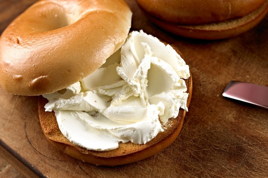Cream Cheese sau khi hoàn thành sẽ có màu trắng sữa, vị béo ngậy, hơi chua và mặn đặc trưng, lớp kem mịn và bông xốp