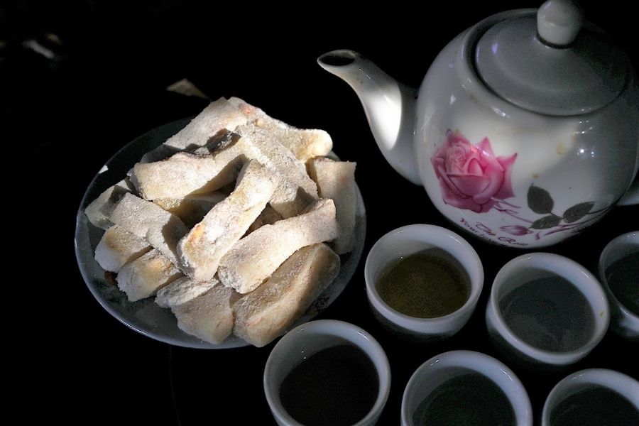 Chè lam truyền thống thưởng thức cùng ly trà ấm