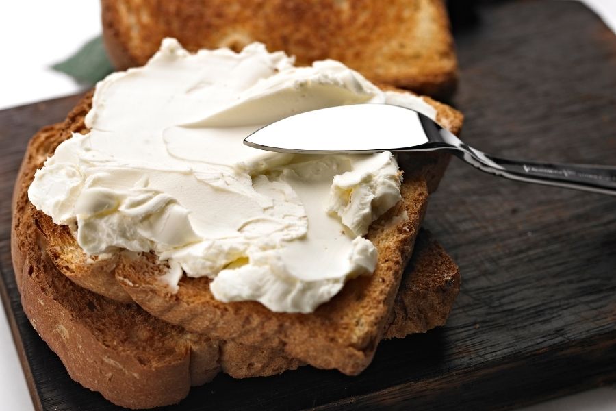 Cream Cheese thường có màu trắng sữa, có vị béo ngậy đặc trưng kết hợp với vị hơi chua và mặn