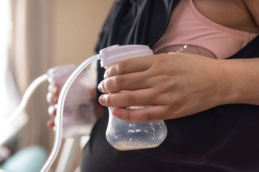 Dùng máy hút sữa để hút bớt lượng sữa ra ngoài trong quá trình cai sữa cho bé