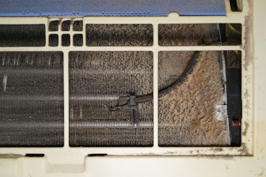 Bộ lọc máy lạnh quá nhiều bụi bẩn khiến khí lạnh không thể thoát ra
