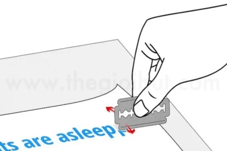 Cách tẩy mực trên giấy bằng dao