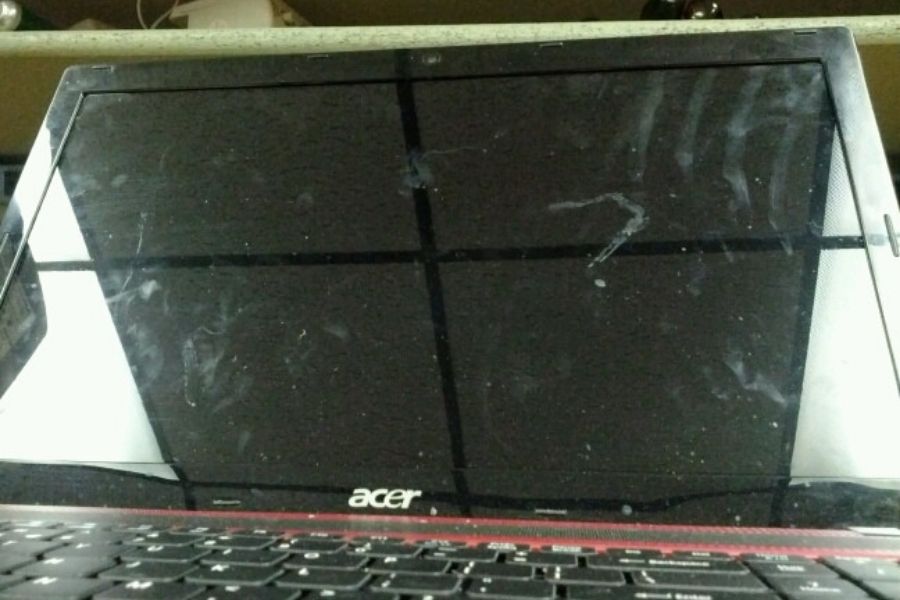 Màn hình laptop bám nhiều bụi bẩn