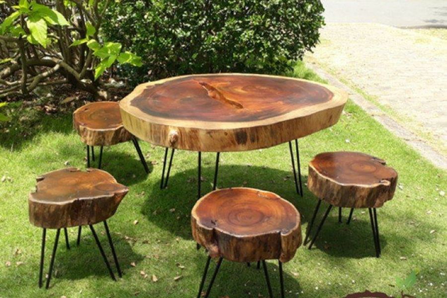 Phơi bàn gỗ dưới ánh nắng