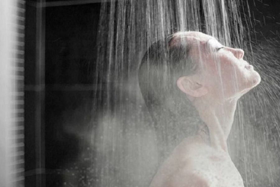 Tắm với nước mát sẽ giúp bạn hạ nhiệt