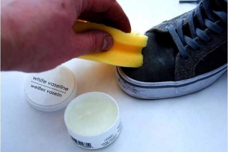 Tẩy vết ố trên giày bằng vaseline