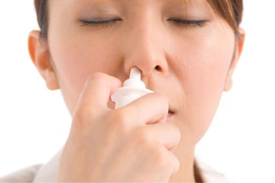 Sử dụng thuốc xịt mũi để hạn chế nghẹt mũi, khô mũi