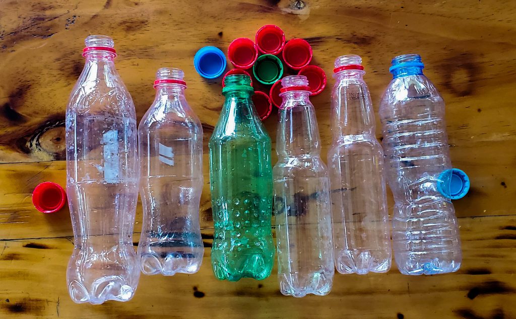 Bạn cũng có thể tận dụng vỏ chai nhựa để tăng nồng độ Oxy cho bể cá