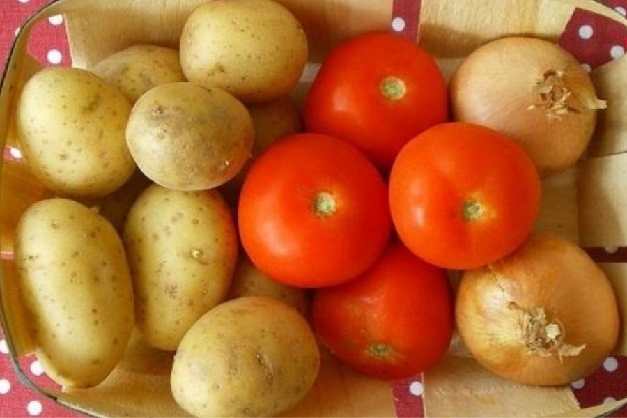 Có thể xếp cà chua với khoai tây để ức chế sự nảy mầm