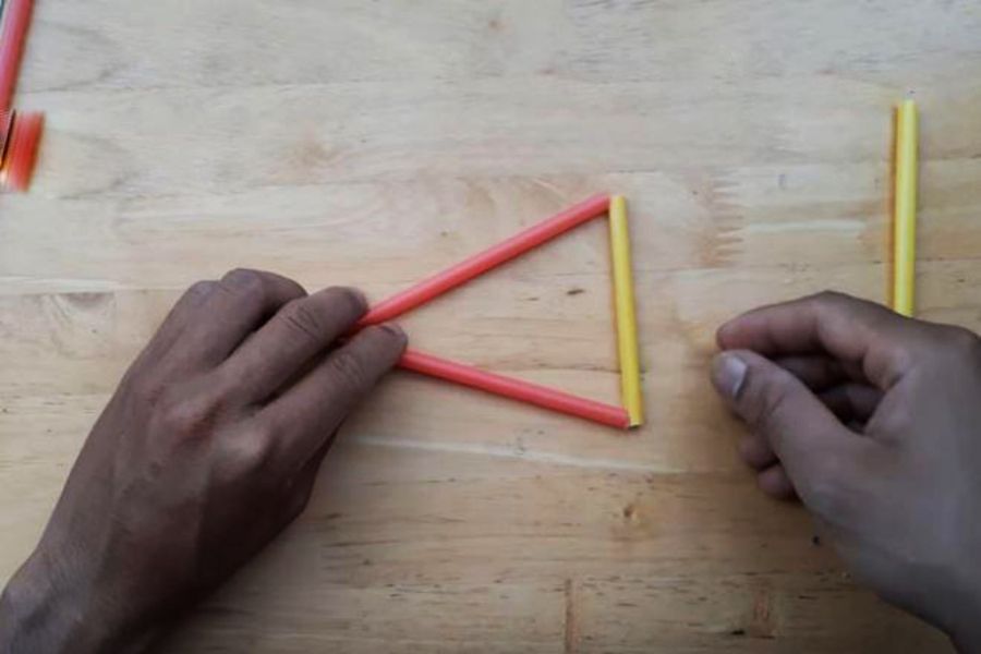 Cắt ống hút và nối thành hình tam giác