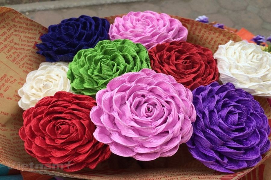 Những bông hoa hồng bằng giấy nhún nhiều màu sắc và xinh xắn.