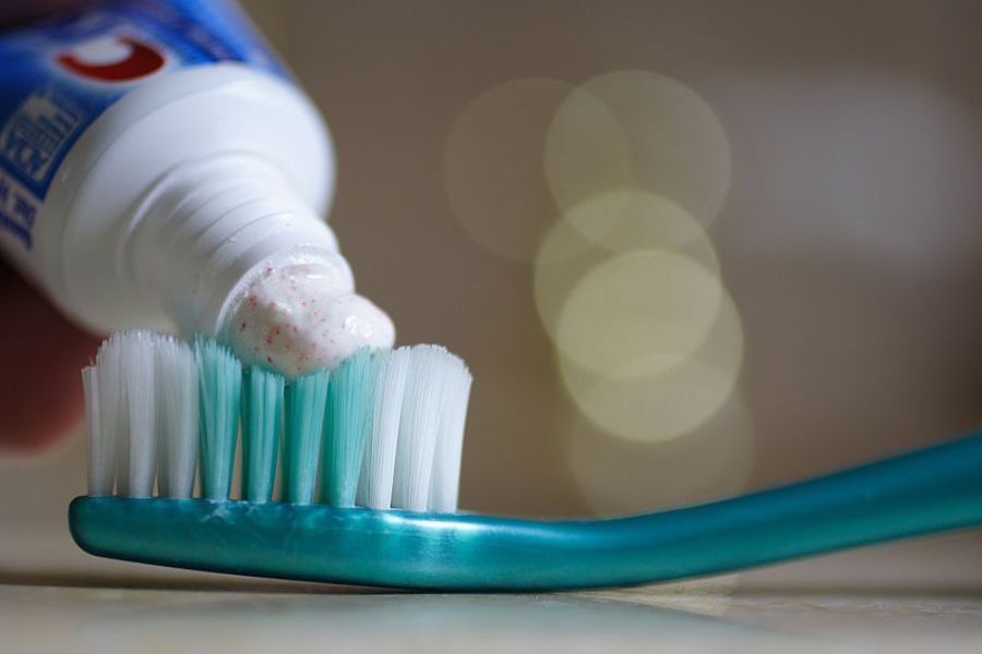 Kem đánh răng cũng giúp loại bỏ vết bẩn bám trên đèn xông tinh dầu