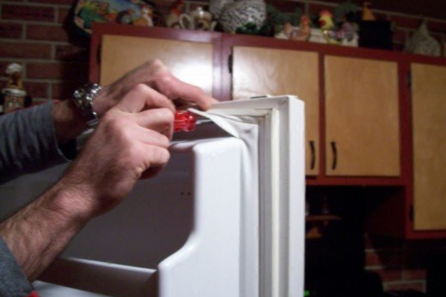 Kiểm tra miến đệm tủ lạnh xem có không khí thoát ra ngoài không