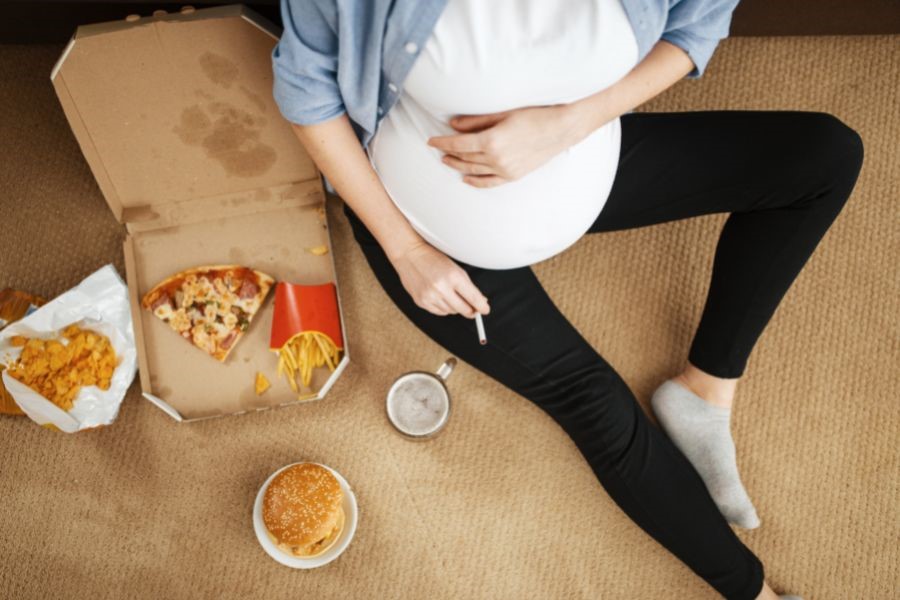 Mẹ bầu bị tăng huyết áp không nên sử dụng những loại thực phẩm nào?