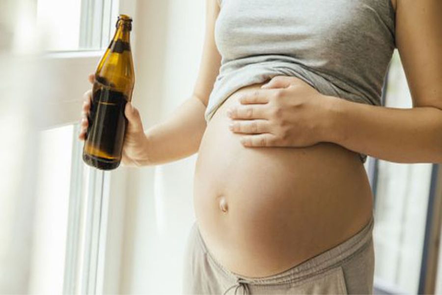 Không nên uống rượu bia để đảm bảo sức khỏe cho mẹ và bé