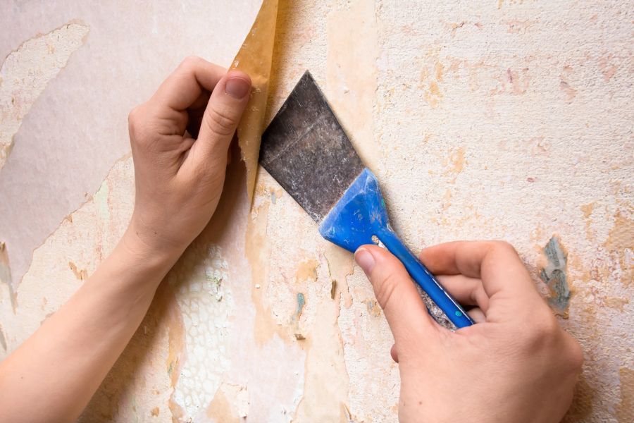 Kết hợp nước cùng dao cạo là cách bóc giấy dán tường phổ biến
